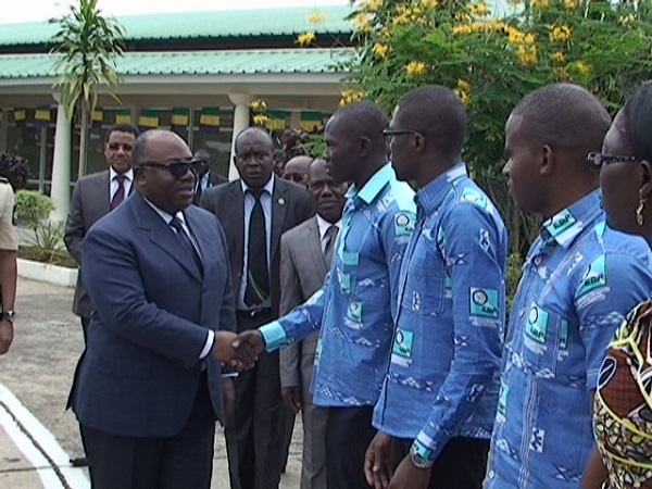 Ali Bongo et étudiants